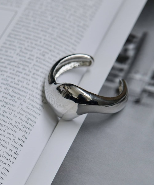 Whim Gazette（ウィムガゼット）の「【THE PAUSE】カーブバングル（バングル/リストバンド・レディース・ゴールド/シルバー・F）」の2枚目の写真