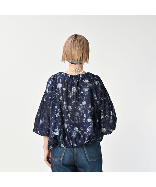 45r★45ガーゼアンティークフラワープリントのシャーリングブラウス（インディゴ 45ガーゼアンティークフラワープリントのシャーリングブラウス