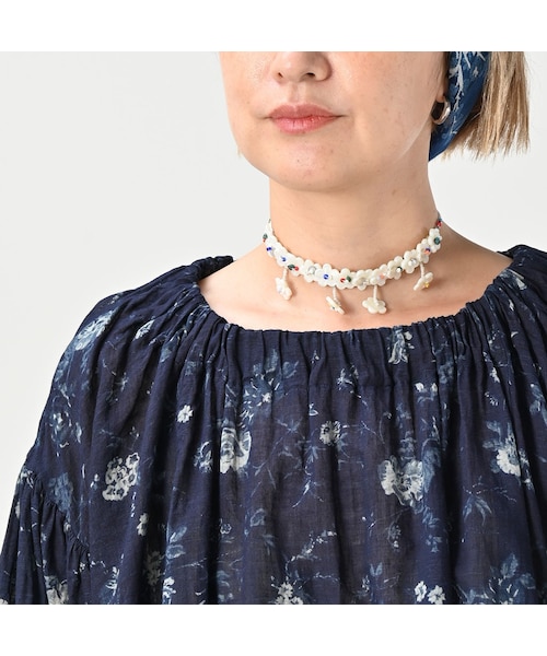 45ガーゼアンティークフラワープリントのシャーリングブラウス