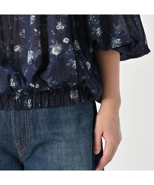 45ガーゼアンティークフラワープリントのシャーリングブラウス