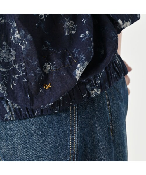 45ガーゼアンティークフラワープリントのシャーリングブラウス