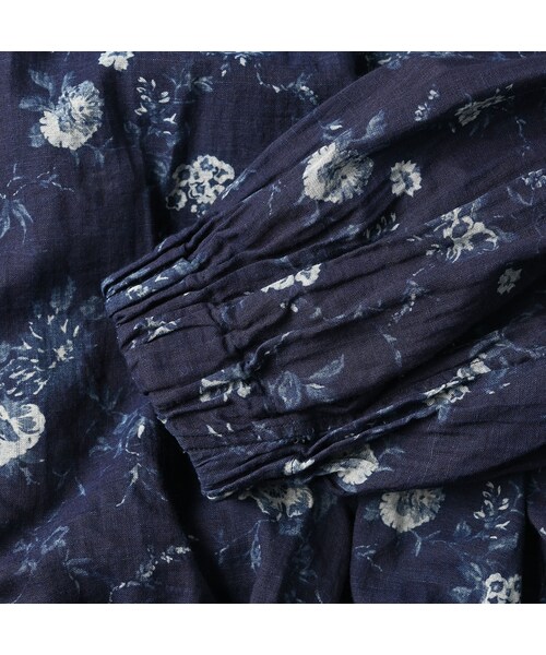 45ガーゼアンティークフラワープリントのシャーリングブラウス