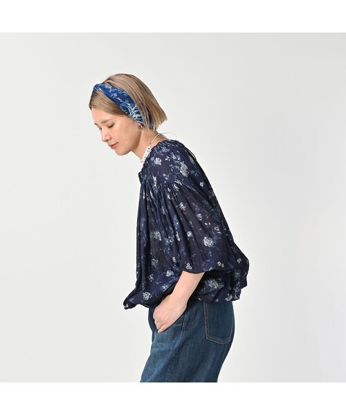 45r☆45ガーゼアンティークフラワープリントのシャーリングブラウス