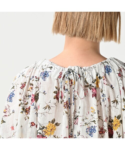 45ガーゼアンティークフラワープリントのシャーリングブラウス 45R45ガーゼアンティークフラワープリントのシャーリングブラウス