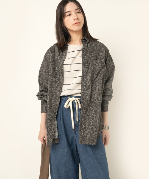 RNA-N（アールエヌエーエヌ）の「B2919 ヴィンテージペイズリーシャツ（トップス・レディース・チャコールグレーベース/ブラウンベース/ネイビーブルーベース）」の4枚目の写真