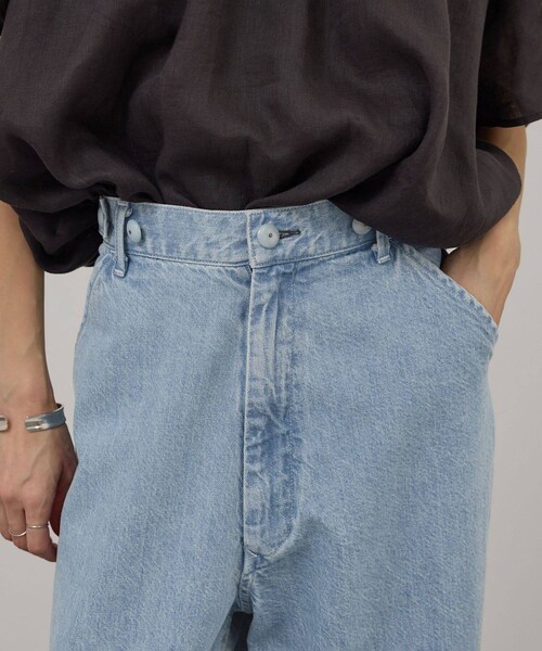 ADAM ET ROPE'(アダムエロペ)の「【KURO for SALON(クロ)】別注EASY TUCK DENIM LIGHT INDIGO / デニムパンツ(デニムパンツ・レディース・サックス・0/1)」の21枚目の写真