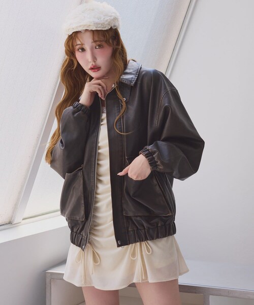 one after another NICE CLAUP(ワンアフターアナザーナイスクラップ)の「WEB限定【ロングシーズン活躍!】オーバーサイズ合皮ブルゾン(ライダースジャケット・レディース・キャメル/ブラック/ブラウン・FREE)」の3枚目の写真