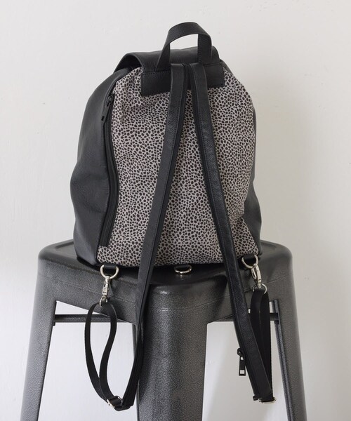 COLLAGE GALLARDAGALANTE（コラージュガリャルダガランテ）の「【PAPILLONNER/パピヨネ】2WAYレザーコンビリュック（バックパック/リュック・レディース・ブラック/ブラックその他1・FREE）」の2枚目の写真