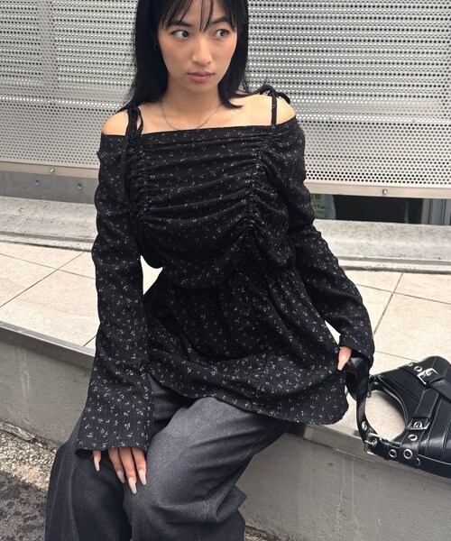 WHO'S WHO gallery（フーズフーギャラリー）の「花柄シャーリングチュニックOP（チュニック・レディース・ホワイト/ブラック・F）」の2枚目の写真