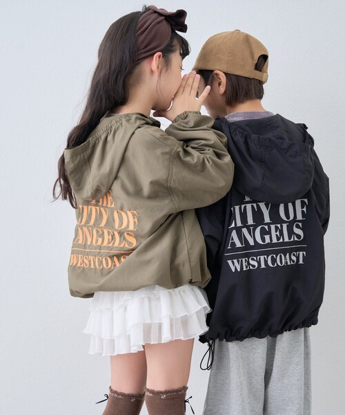 CIAOPANIC TYPY(チャオパニックティピー)の「【KIDS】バック刺繍フードマウンテンパーカー(マウンテンパーカー・キッズ・カーキ/ネイビー/ブラック・S/M/XXL/XL/L)」の2枚目の写真