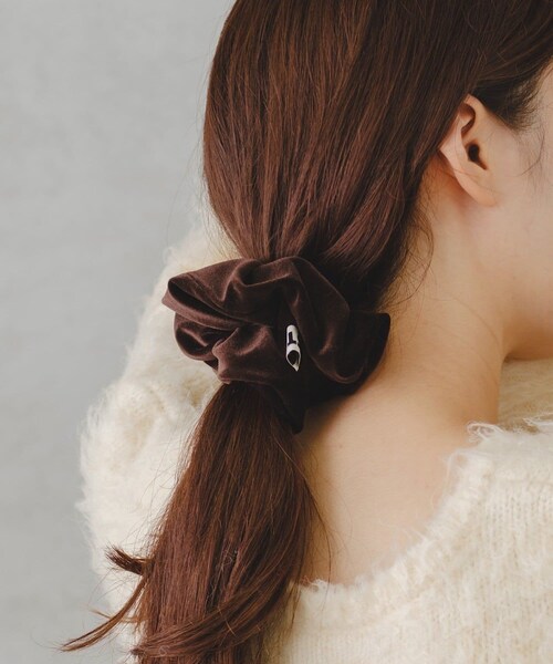 Kastane(カスタネ)の「【fiw./WEB限定】ベロアシュシュ(その他ヘアアクセサリー・レディース・ブラック/ダークブラウン・F)」の2枚目の写真