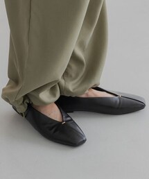 Elura（エルーラ）の「Vカットスクエアフラットシュース（その他）」