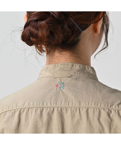 45R（フォーティファイブアール）の「ダンプ小花刺繍のピンタックプティローファーシャツ（再び）（その他・レディース・02-シロ/12-ベージュ/62-カーキ/75-ネイビー・02-M/03-L）」の13枚目の写真
