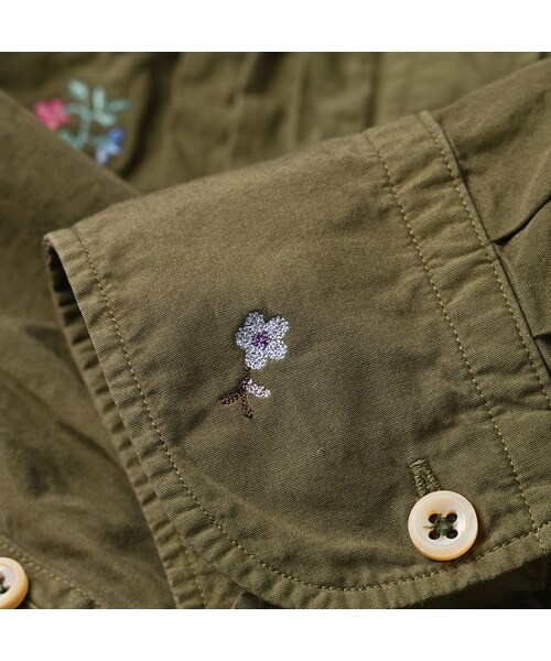 45R（フォーティファイブアール）の「ダンプ小花刺繍のピンタックプティローファーシャツ（再び）（その他・レディース・02-シロ/12-ベージュ/62-カーキ/75-ネイビー・02-M/03-L）」の18枚目の写真
