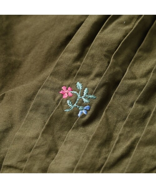45R（フォーティファイブアール）の「ダンプ小花刺繍のピンタックプティローファーシャツ（再び）（その他・レディース・02-シロ/12-ベージュ/62-カーキ/75-ネイビー・02-M/03-L）」の16枚目の写真