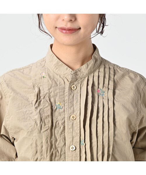 45R（フォーティファイブアール）の「ダンプ小花刺繍のピンタックプティローファーシャツ（再び）（その他・レディース・02-シロ/12-ベージュ/62-カーキ/75-ネイビー・02-M/03-L）」の11枚目の写真