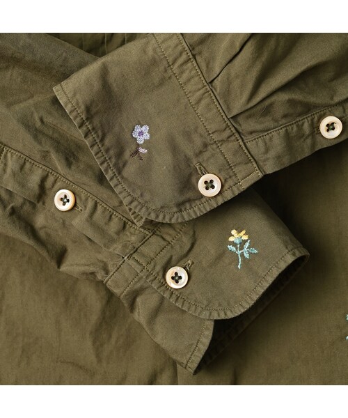 45R（フォーティファイブアール）の「ダンプ小花刺繍のピンタックプティローファーシャツ（再び）（その他・レディース・02-シロ/12-ベージュ/62-カーキ/75-ネイビー・02-M/03-L）」の17枚目の写真