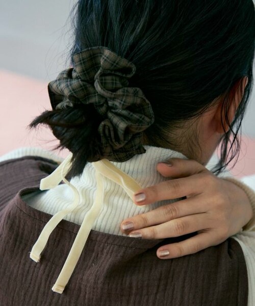 Crisp（クリスプ）の「ベロアリボンチェックシュシュ[c3R3704]（シュシュ・レディース・ブラック/ブラウン・FREE）」の2枚目の写真