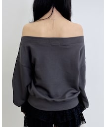 INGNI（イング）の「ラインストーンロゴオフショルスウェットトップス（トップス）」