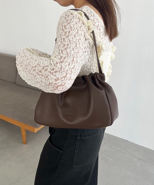 CAPRICIEUX LE'MAGE(カプリシューレマージュ)の「クラウディギャザーバッグ(ショルダーバッグ・レディース・ブラウン/ブラック/キャメル・F)」の1枚目の写真