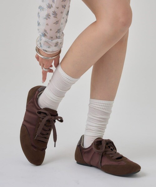 mystic(ミスティック)の「サテンラインスニーカー(スニーカー・レディース・ブラック/ブラウン・M/L/S)」の2枚目の写真