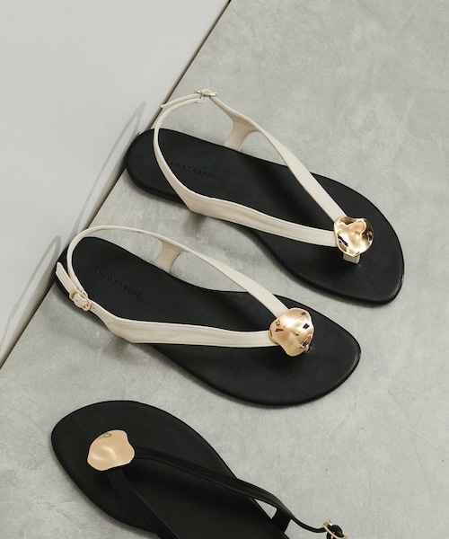ADAM ET ROPE'（アダムエロペ）の「メタルモチーフサンダル（サンダル・レディース・ブラック/オフホワイト・23.0/23.5/24.0/24.5）」の3枚目の写真