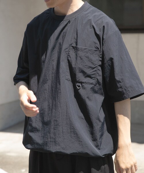 ITEMS URBANRESEARCH（アイテムズ アーバンリサーチ）の「『撥水/イージーケア/接触冷感/UVカット』タスランナイロンクルーネックドロストTシャツ（Tシャツ/カットソー・メンズ・BLK/CHA/NVY・M/L）」の14枚目の写真