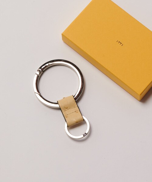 Lui's(ルイス)の「ITTI CRISTY RING RING / OSTRICH(キーケース/キーアクセサリー・メンズ・ブラック/サンドベージュ・F)」の2枚目の写真