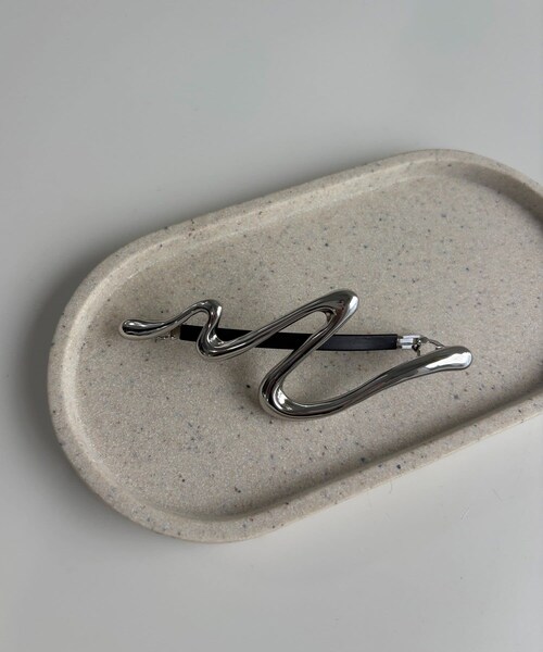 CAPRICIEUX LE'MAGE（カプリシューレマージュ）の「【WEB限定】〈GOLDY/ゴールディ〉カーブラインスリムバレッタ2（バレッタ/ヘアクリップ・レディース・ゴールド/シルバー・F）」の2枚目の写真