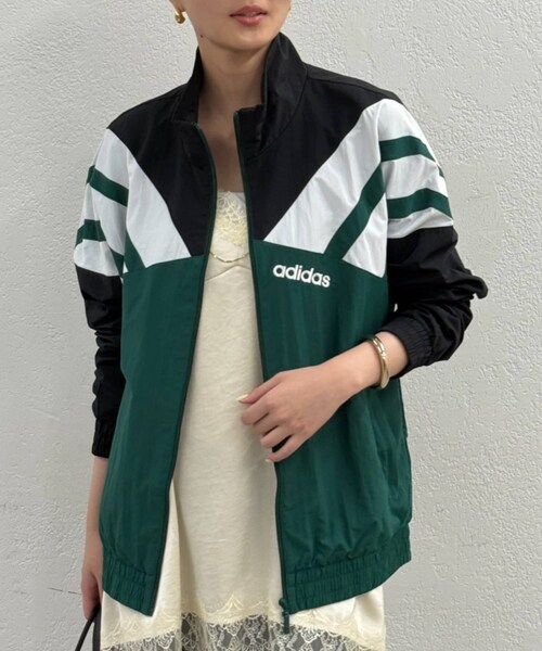 LOUNGEDRESS(ラウンジドレス)の「adidas ラインナイロンジャケット(マウンテンパーカー・レディース・ネイビー/グリーン・L)」の2枚目の写真