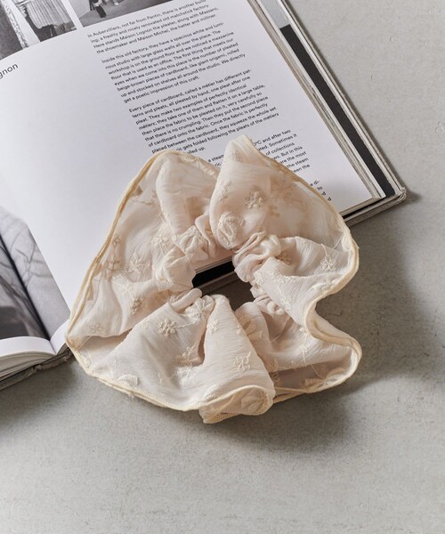 Lattice（Lattice）の「リボン刺繍シュシュ（シュシュ・レディース・ブラック/アイボリー・FREE）」の2枚目の写真