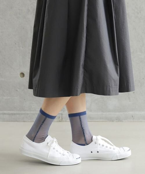 靴下屋(クツシタヤ)の「シアーラメラインソックス/011140862(その他・レディース・オフホワイト01/クロ12/ベージュ20/モカチャ25/オリーブ75/インクブルー88・F(22.5~24.5cm))」の6枚目の写真