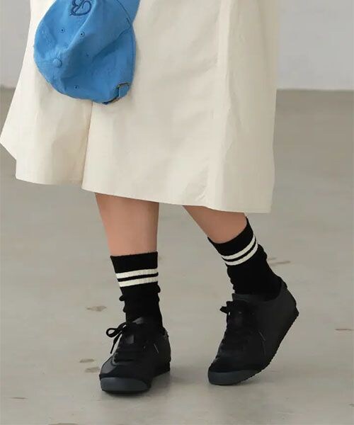 靴下屋（クツシタヤ）の「カジュアル2本ラインソックス/011141041（その他・レディース・ピュアホワイト+クロライン02/Newキナリ+フカミドリ03/キナリ+レッド05/キナリ+ネイビー06/グレージュ15/グレーモク+ネイビー16/クロ+アイボリー17/レッド+アイボリー43/ネイビー+オフ87・F）」の7枚目の写真