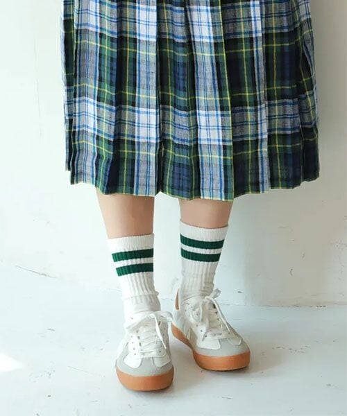 靴下屋（クツシタヤ）の「アメリブ2本ラインソックス/011141462（その他・レディース・オフホワイト+クロ01/オフホワイト+ダークグリーン02/オートミール+アカ04/オートミール+ネイビーブルー05/オートミール+ダークグリーン06/オートミール+ブラウン07/クロ12/グレーモク16・F）」の2枚目の写真