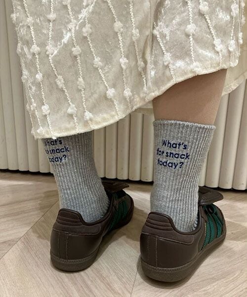 靴下屋(クツシタヤ)の「メッセージ刺繍ソックス/011145082(その他・レディース・オフホワイト+クロ(What's)02/キナリ(What's)04/オフホワイト+アカ(It’s)05/クロ(What's)12/グレーモク(What's)16/ココア+ピンク(What's)22/モカブラウン+ミント(It’s)24/オールドローズ(What's)34/レッド(What's)41/グレイッシュイエロー(What's)66/ネイビー(What's)86・F)」の5枚目の写真