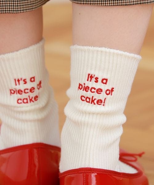 靴下屋(クツシタヤ)の「メッセージ刺繍ソックス/011145082(その他・レディース・オフホワイト+クロ(What's)02/キナリ(What's)04/オフホワイト+アカ(It’s)05/クロ(What's)12/グレーモク(What's)16/ココア+ピンク(What's)22/モカブラウン+ミント(It’s)24/オールドローズ(What's)34/レッド(What's)41/グレイッシュイエロー(What's)66/ネイビー(What's)86・F)」の12枚目の写真