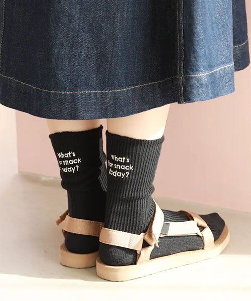 靴下屋(クツシタヤ)の「メッセージ刺繍ソックス/011145082(その他・レディース・オフホワイト+クロ(What's)02/キナリ(What's)04/オフホワイト+アカ(It’s)05/クロ(What's)12/グレーモク(What's)16/ココア+ピンク(What's)22/モカブラウン+ミント(It’s)24/オールドローズ(What's)34/レッド(What's)41/グレイッシュイエロー(What's)66/ネイビー(What's)86・F)」の4枚目の写真