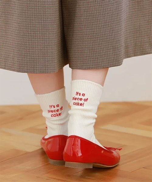 靴下屋(クツシタヤ)の「メッセージ刺繍ソックス/011145082(その他・レディース・オフホワイト+クロ(What's)02/キナリ(What's)04/オフホワイト+アカ(It’s)05/クロ(What's)12/グレーモク(What's)16/ココア+ピンク(What's)22/モカブラウン+ミント(It’s)24/オールドローズ(What's)34/レッド(What's)41/グレイッシュイエロー(What's)66/ネイビー(What's)86・F)」の3枚目の写真