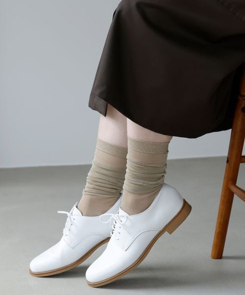 靴下屋（クツシタヤ）の「透けラメハイソックス/011170126（その他・レディース・シルバーグレー10/クロシルバー12/クロゴールド13/サワーベージュ21/ディープブラウン28/グレイッシュピンク35/コン84/ダークパープル94・F）」の4枚目の写真