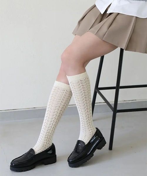 靴下屋(クツシタヤ)の「透かし編みレースハイソックス/011170163(その他・オフホワイト01/キナリ04/シルバーグレー10/クロ12/チャコールグレー14/モカブラウン22・F)」の2枚目の写真