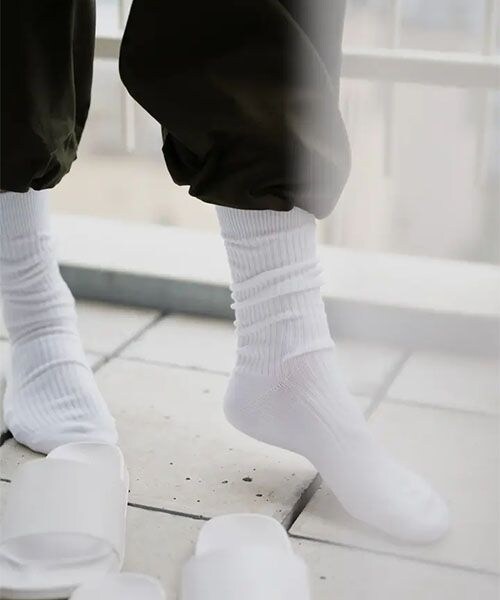 靴下屋（クツシタヤ）の「定番/綿混2×2リブレギュラーソックス/062140730（その他・オフホワイト01/サラシ09/トニック10/クロ12/アッシュグレー15/チャコールモク18/エボニー28/シンシャ59/シトロン69/エメラルド78/ストーンブルー81/ブルーネイビー85/ヴィオラ92・F）」の5枚目の写真
