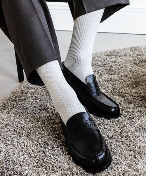 靴下屋（クツシタヤ）の「定番/綿混2×2リブレギュラーソックス/062140730（その他・オフホワイト01/サラシ09/トニック10/クロ12/アッシュグレー15/チャコールモク18/エボニー28/シンシャ59/シトロン69/エメラルド78/ストーンブルー81/ブルーネイビー85/ヴィオラ92・F）」の6枚目の写真