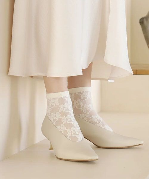 靴下屋(クツシタヤ)の「チュールフローラルレースショートソックス/011132969(その他・オフホワイト01/クロ12/チャコールグレー14/ベージュ20/グレージュ26/チョークピンク30/グレイッシュブルー81/コン84・F)」の4枚目の写真