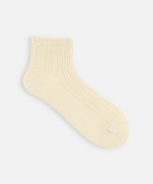 靴下屋(クツシタヤ)の「綿麻縦タックショートソックス/011132992(その他・オフホワイト01/クロ12/グレーモク16/ベージュ20/グレージュ25/ピンク30/グレイッシュイエロー61/グレイッシュサックス81・F)」の4枚目の写真