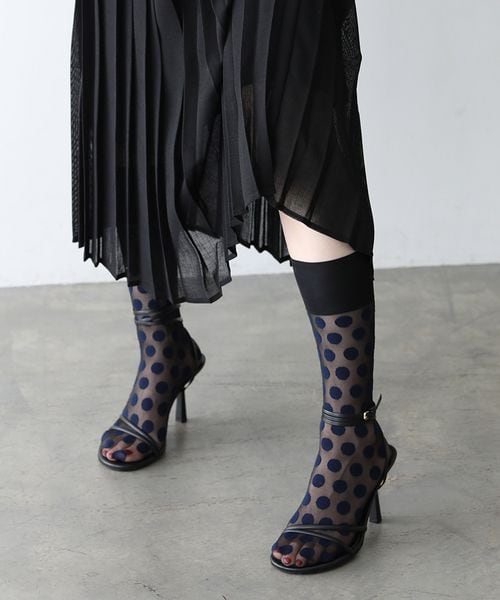 靴下屋(クツシタヤ)の「シャドードットハイカットストッキング/011760001(その他・サラシ09/クロ12/チャコールグレー15・F)」の2枚目の写真