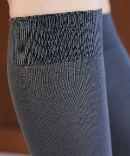 靴下屋（クツシタヤ）の「綿薄手無地ハイソックス/011170120（その他・オフホワイト01/クロ12/チャコールグレー14/ベージュ20/グレージュ26/コン84・F）」の7枚目の写真