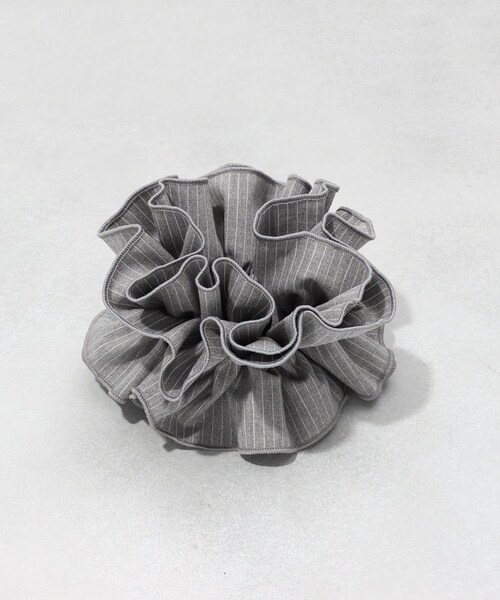 3coins（3coins）の「ストライプフリルシュシュ（シュシュ・レディース・チャコールグレー/ライトグレー・FREE）」の2枚目の写真