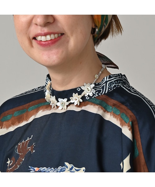 45R（フォーティファイブアール）の「シルクの絵本バンダナブラウス（その他・レディース・32-キイロ/43-ピンク/72-ブルー/84-茶・00-フリー）」の17枚目の写真