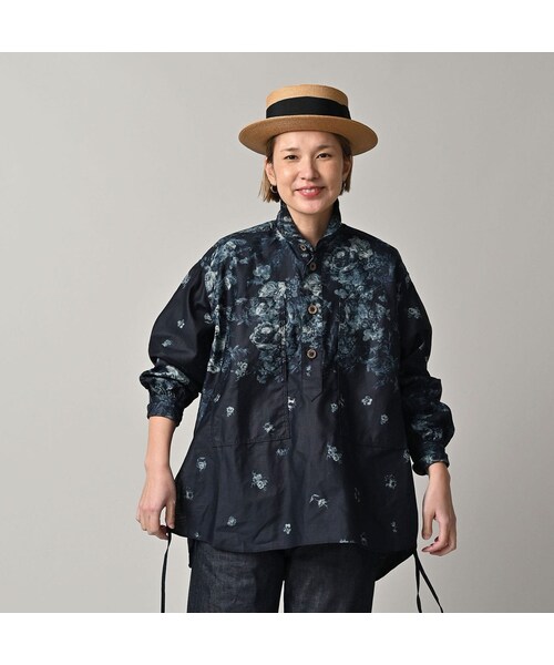 45R（フォーティファイブアール）の「インディゴ抜染ローズプリントのボーイフレンドシャツ（その他・レディース・71-インディゴベース抜染/73-インディゴ抜染・00-フリー）」の5枚目の写真