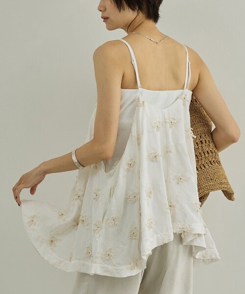 ADAM ET ROPE'(アダムエロペ)の「【WEB先行販売】【crinkle crinkle crinkle】別注レーヨンシャンタン 3D刺繍キャミソール(キャミソール・レディース・ブラック/ホワイト・F)」の3枚目の写真